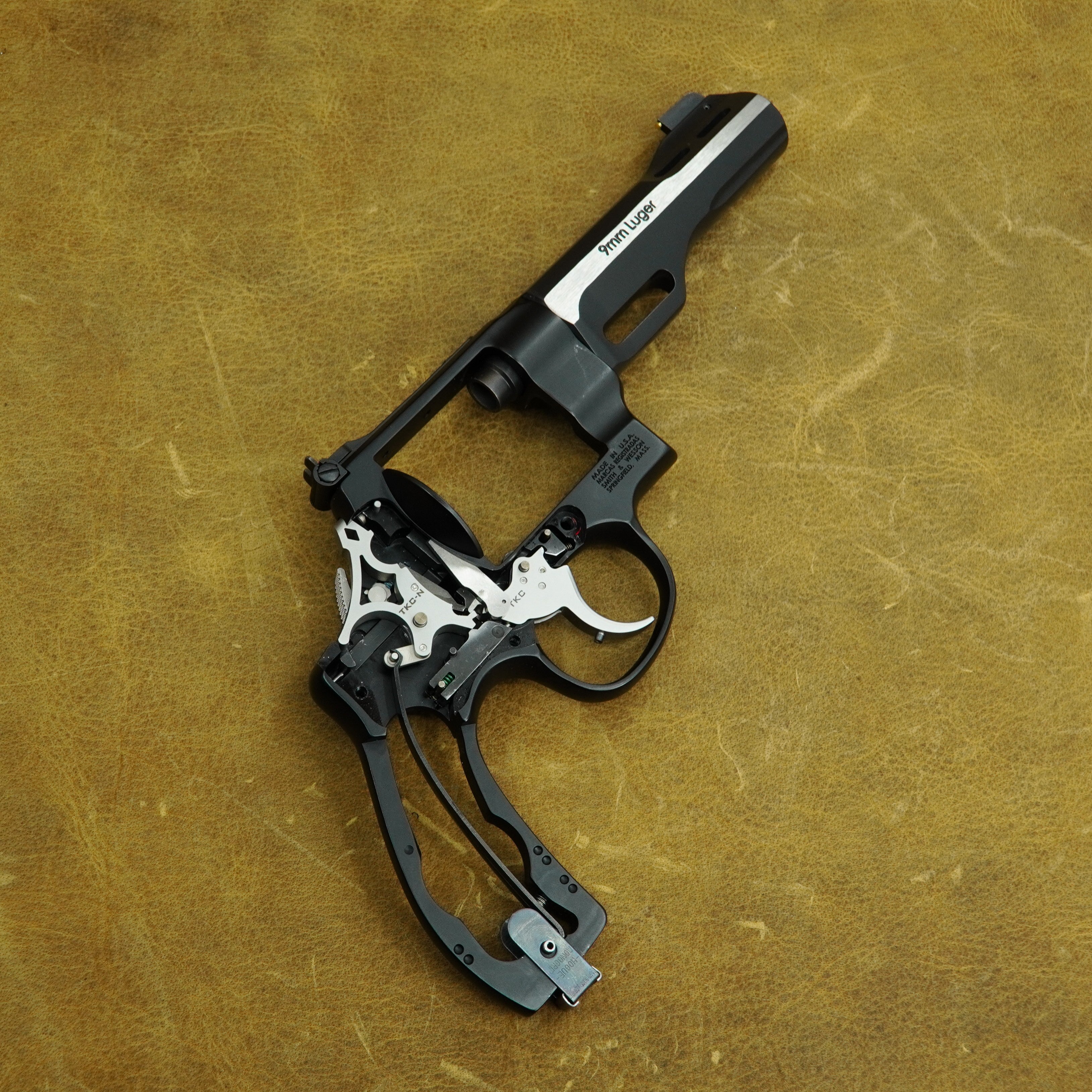 Smith & Wesson 327 WR revolver 9mm Masterline nero