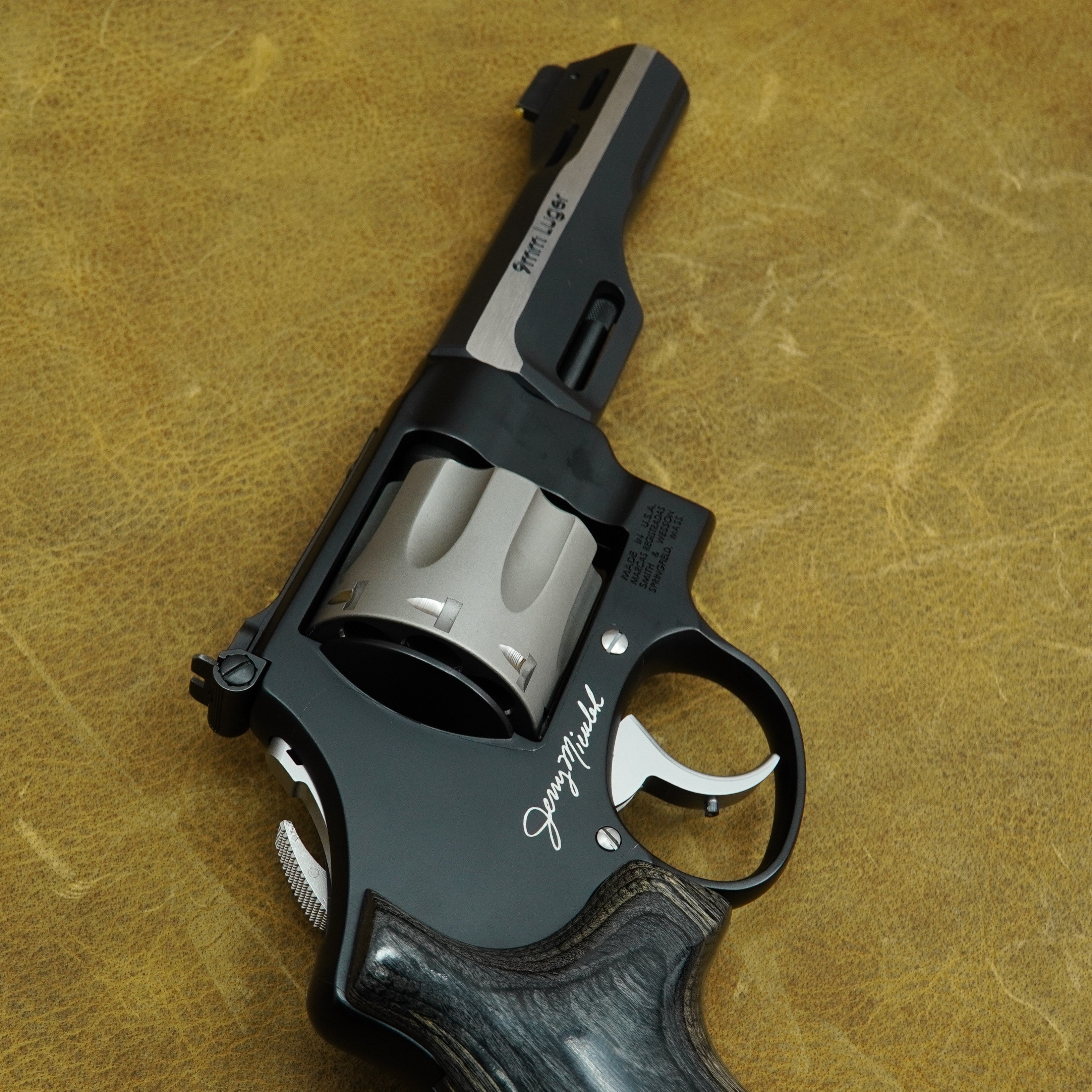 Smith & Wesson 327 WR revolver 9mm Masterline nero