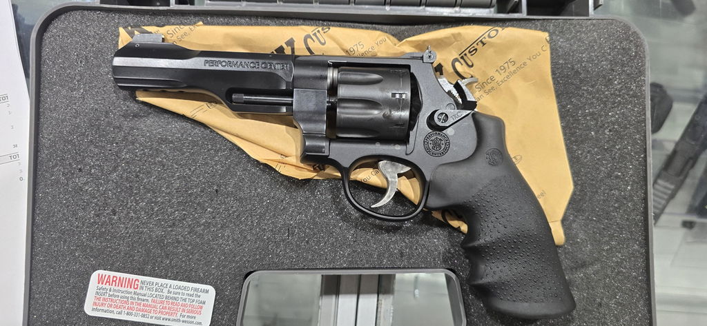 Smith & Wesson 327 TRR8 revolver 8 colpi canna 5"