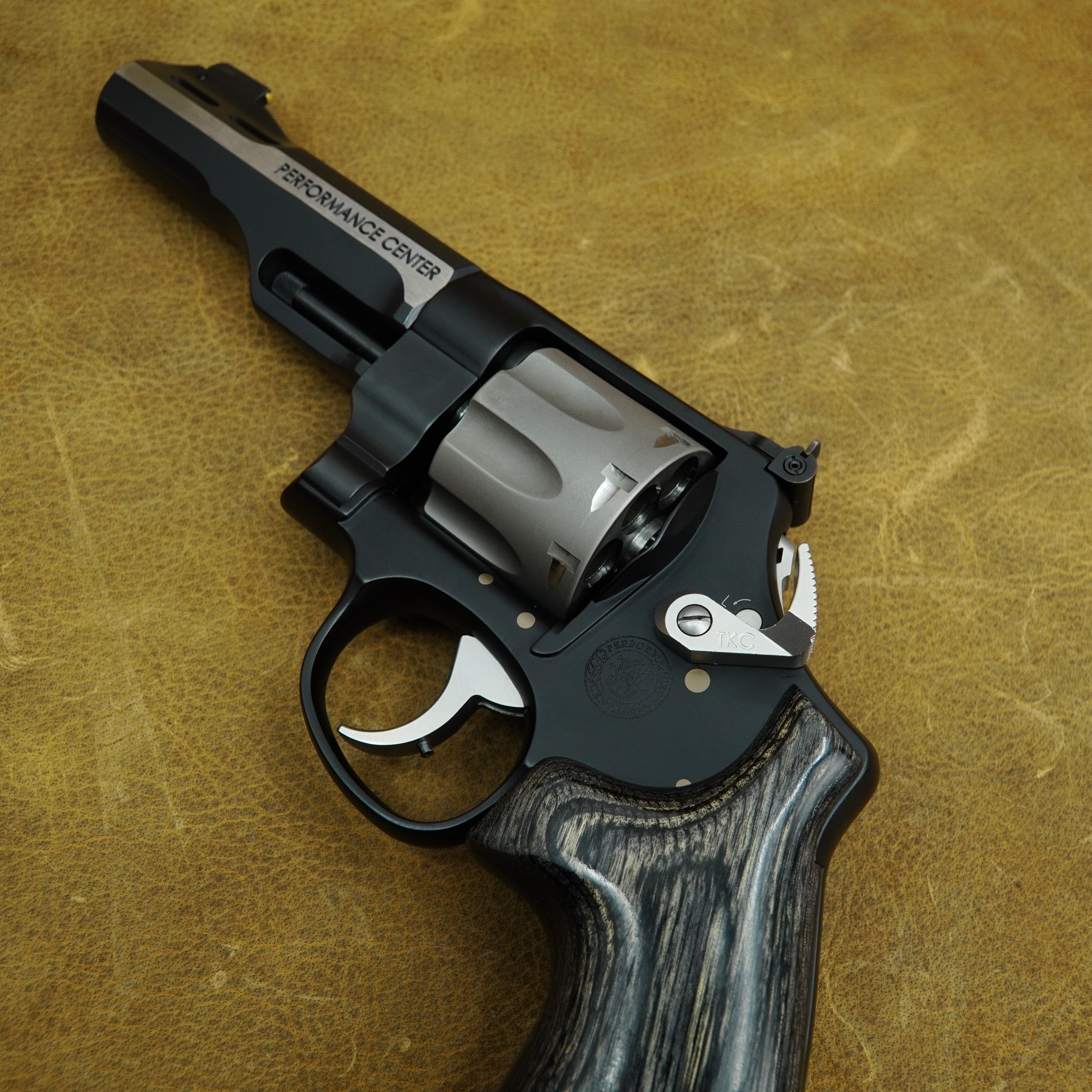 Smith & Wesson 327 WR revolver 9mm Masterline nero